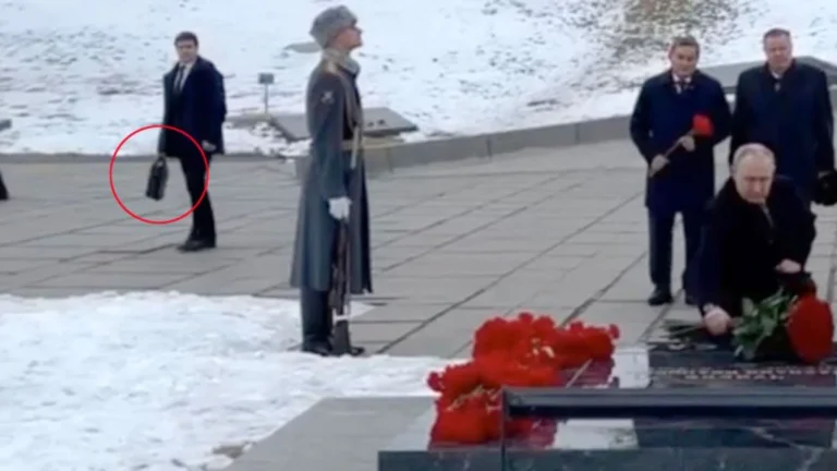 Vladimir Putin a mers la ceremonia de la Volgograd cu ”valiza nucleară” – presă