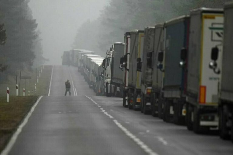 Principalele puncte de frontieră dintre Polonia şi Ucraina, blocate în continuare de protestele agricultorilor şi transportatorilor polonezi