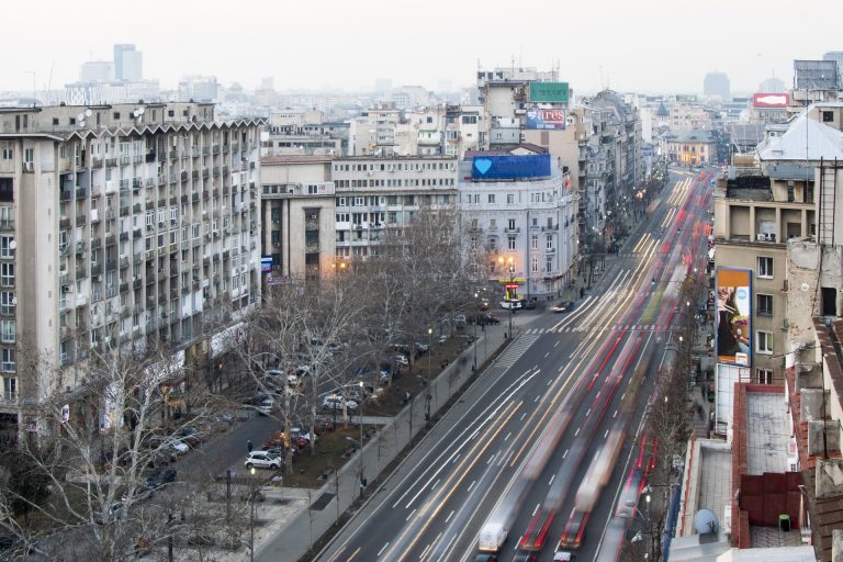 Inginer: O clădire s-ar putea consolida, în cel mai optimist scenariu, în doi ani şi jumătate, trei ani. Obligatoriu, fără locatari