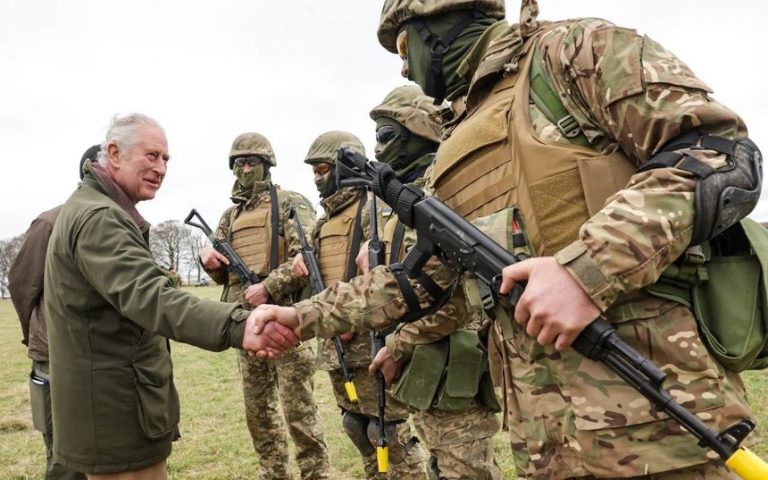 VIDEO | Militarii ucraineni antrenați de Marea Britanie, vizitați de Regele Charles al III-lea