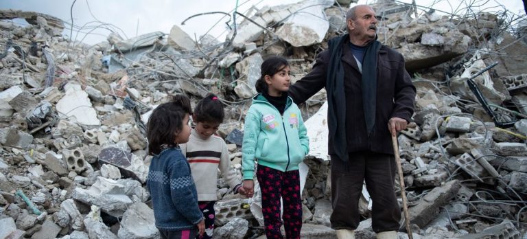 „El înțelege”. Mouaz, copilul care a supraviețuit brutalului război civil din Siria apoi cutremurului, prins 63 de ore sub dărâmături