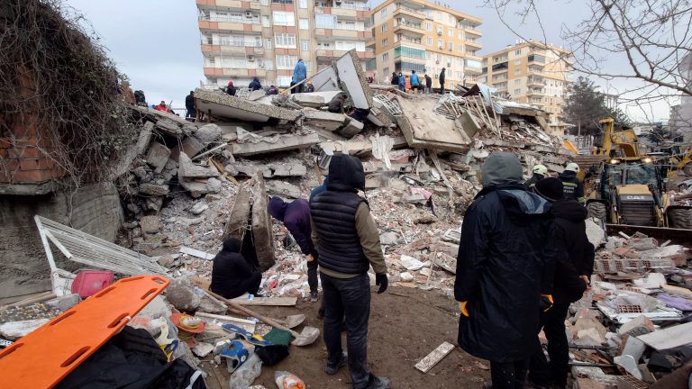 Bilanțul cutremurului se apropie de 5.000 de morți, în Turcia și Siria. Condițiile meteo îngreunează căutările și folosirea elicopterelor