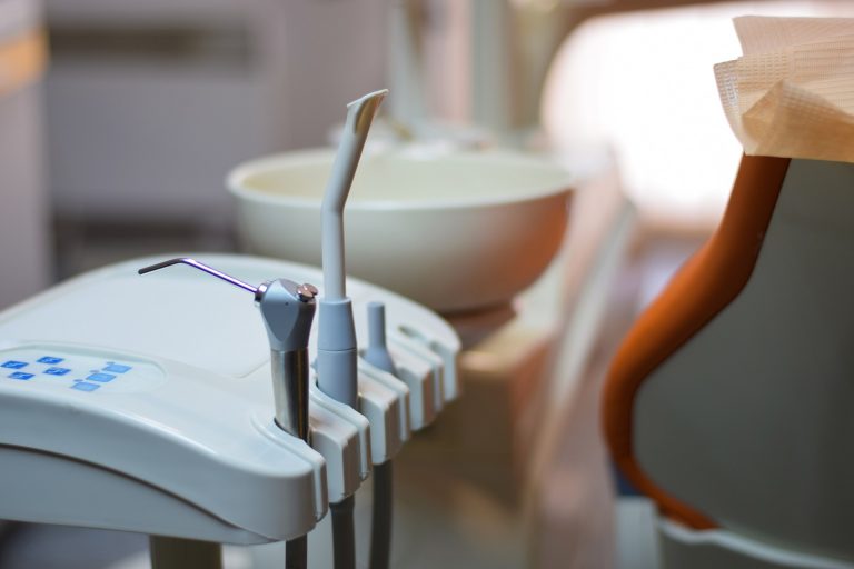Cazul fetiţei decedate la stomatolog: Inspecţia Sanitară a constatat inclusiv funcţionarea unor cabinete fără deţinerea autorizaţiei sanitare de funcţionare / Activitatea medicală a fost suspendată