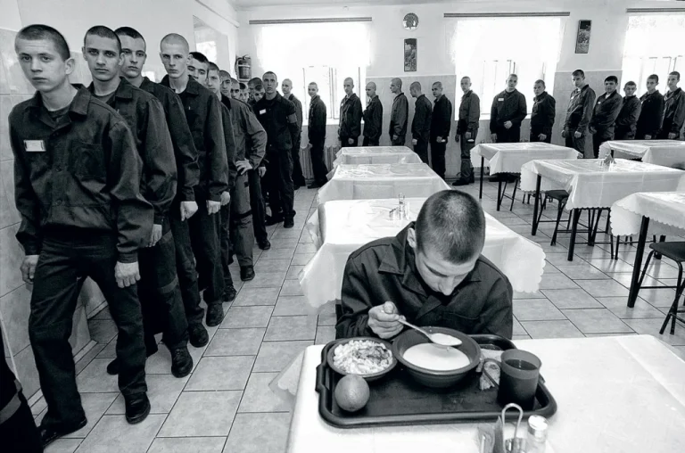 „Din deținuți fac grupuri de asalt, sunt carnea”. Dezvăluirile din interior ale unui pușcăriaș racolat de Wagner și care a fugit de pe front