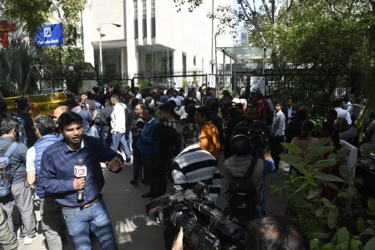 Inspectorii fiscali au examinat telefoanele mobile şi laptopurile angajaţilor BBC din India. Care este motivul
