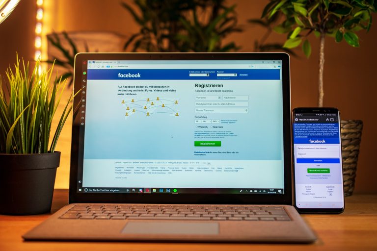 Două miliarde de oameni intră zilnic pe Facebook