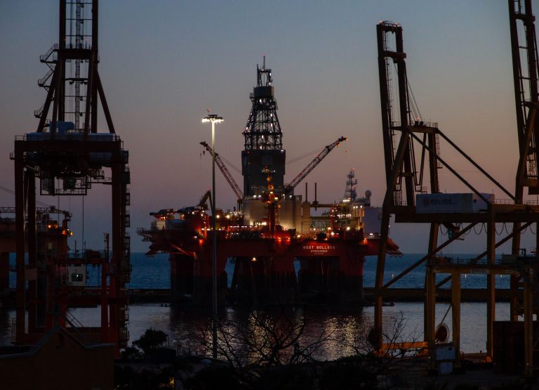 „O eră de fuziuni gigantice”. Pe ce sparg marile companii petroliere profiturile lor uriașe?