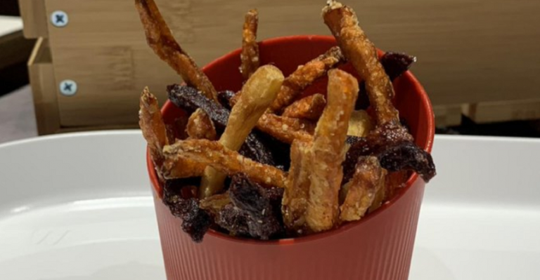 McDonald’s France va testa în martie înlocuirea cartofilor prăjiţi cu morcovi, păstârnac şi sfeclă roşie prăjite
