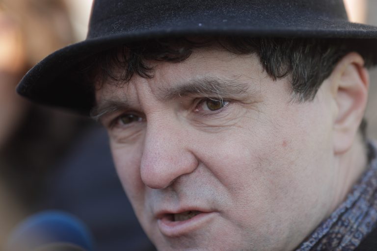 Nicuşor Dan, despre faptul că foloseşte maşina Primăriei în campania electorală: Eu cred că dacă sunt primar şi maşina Primăriei mă duce acasă, poate să mă ducă şi la o dezbatere