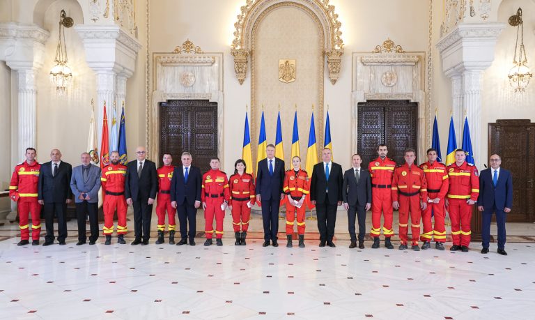 VIDEO | Salvatorii români trimişi în Turcia, decoraţi de președintele Iohannis: Sunteţi veritabile modele de solidaritate, altruism şi empatie