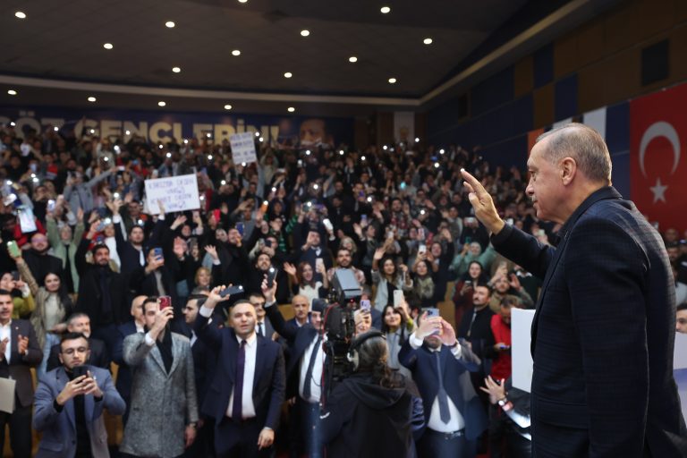 Cutremurele devastatoare din Turcia ar putea șubrezi pilonii de susținere ai lui Recep Erdogan