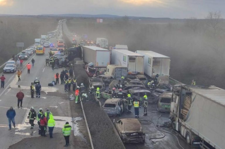 Accident pe M1 din Ungaria: Trupul neînsufleţit al unei persoane, găsit sub o maşină care a ars