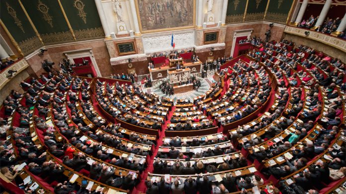 Adunarea Naţională a Franței a aprobat cu largă majoritate suspendarea reformei impopulare a pensiilor