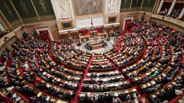 Adunarea Naţională a Franței a aprobat cu largă majoritate suspendarea reformei impopulare a pensiilor