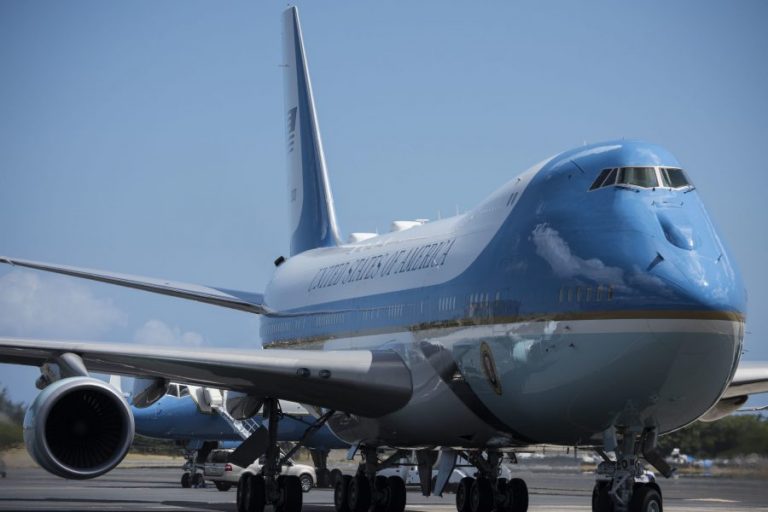 SUA construiesc două aeronave prezidenţiale noi. Joe Biden a schimbat culoarea aleasă de Donald Trump pentru Air Force One