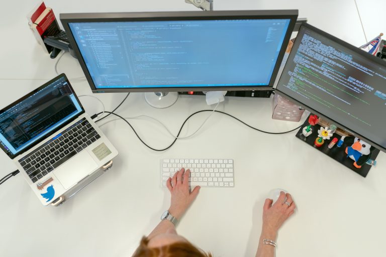 Ce facultate să alegi dacă vrei să lucrezi în software development