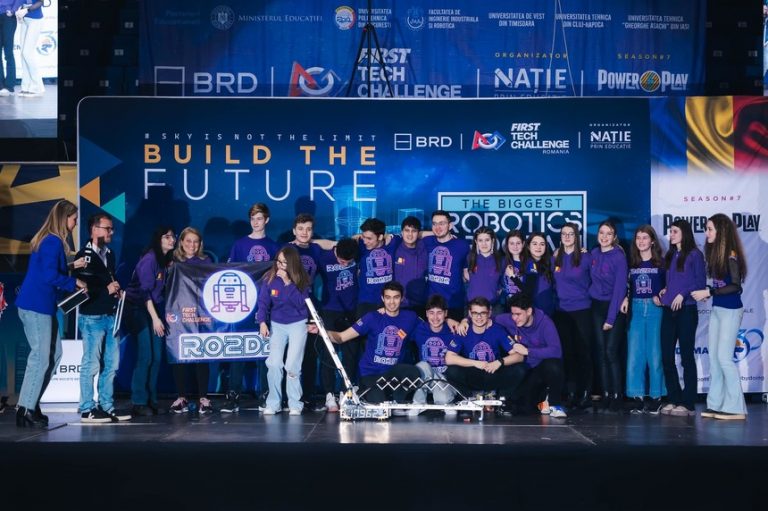 Echipa de robotică a Colegiului Naţional “Mihai Viteazul” din Ploieşti va reprezenta România la Campionatul Mondial de Robotică de la Houston
