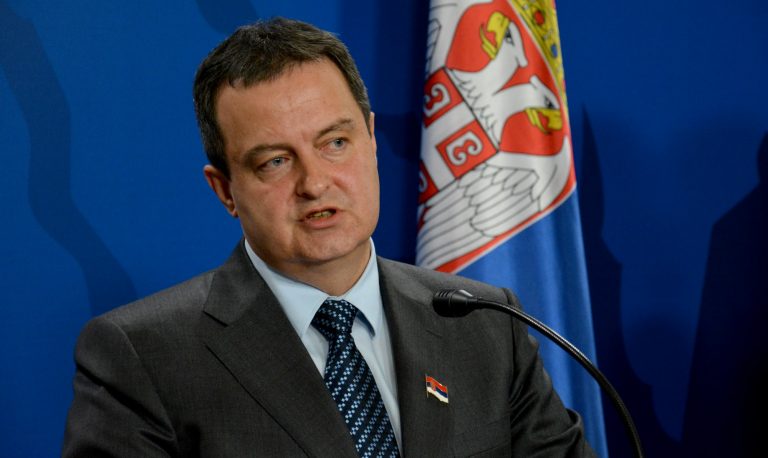 Serbia neagă că ar fi livrat arme Ucrainei și avertizează că nu a introdus “încă” sancţiuni împotriva Rusiei