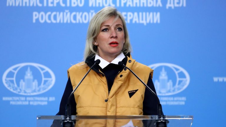 Kremlinul acuză un “scenariu iugoslav” și condamnă intenţia Marii Britanii de a trimite în Ucraina muniţie cu uraniu sărăcit