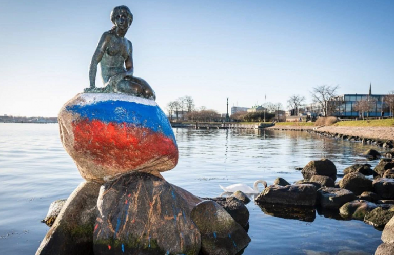 VIDEO | Mica Sirenă din Copenhaga, vandalizată cu un steag rusesc vopsit pe soclu
