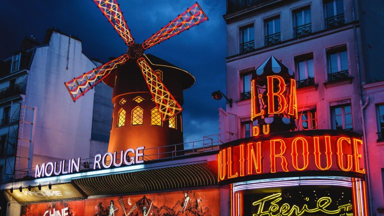VIDEO | Primăria din Paris solicită cabaretului Moulin Rouge să nu mai folosească şerpi în spectacolele sale