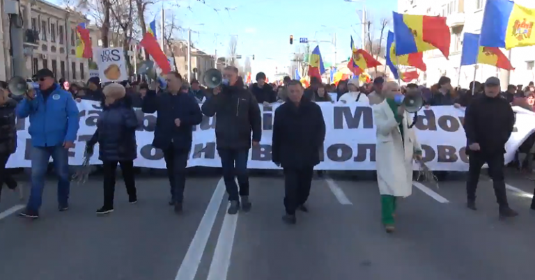 VIDEO | Protestele de la Chişinău au început cu alerte cu bombă vizând inclusiv aeroportul şi s-au încheiat cu o „rezoluţie”. 54 de persoane, duse la audieri