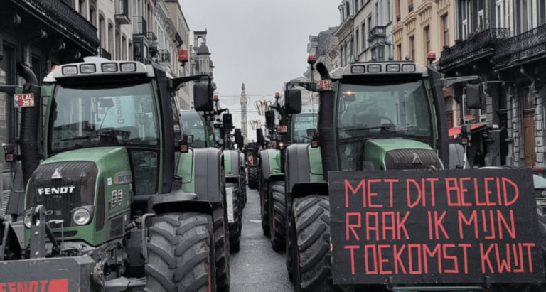 Fermierii au venit cu tractoarele în Bruxelles pentru a protesta faţă de planurile de limitare a emisiilor de azot