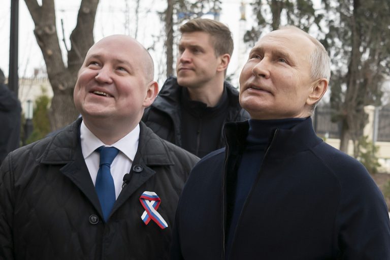 VIDEO | Putin, vizită surpriză la Mariupol. A ajuns cu elicopterul şi a condus o maşină prin oraş