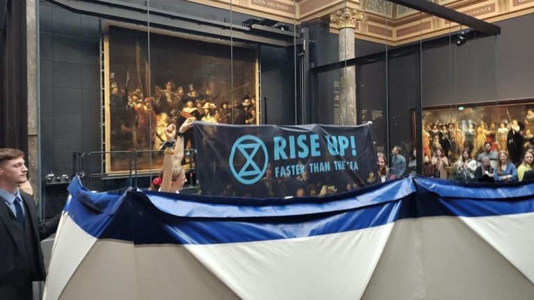 Activişti pentru climă au protestat în faţa tabloului ”Rondul de Noapte”, la Amsterdam