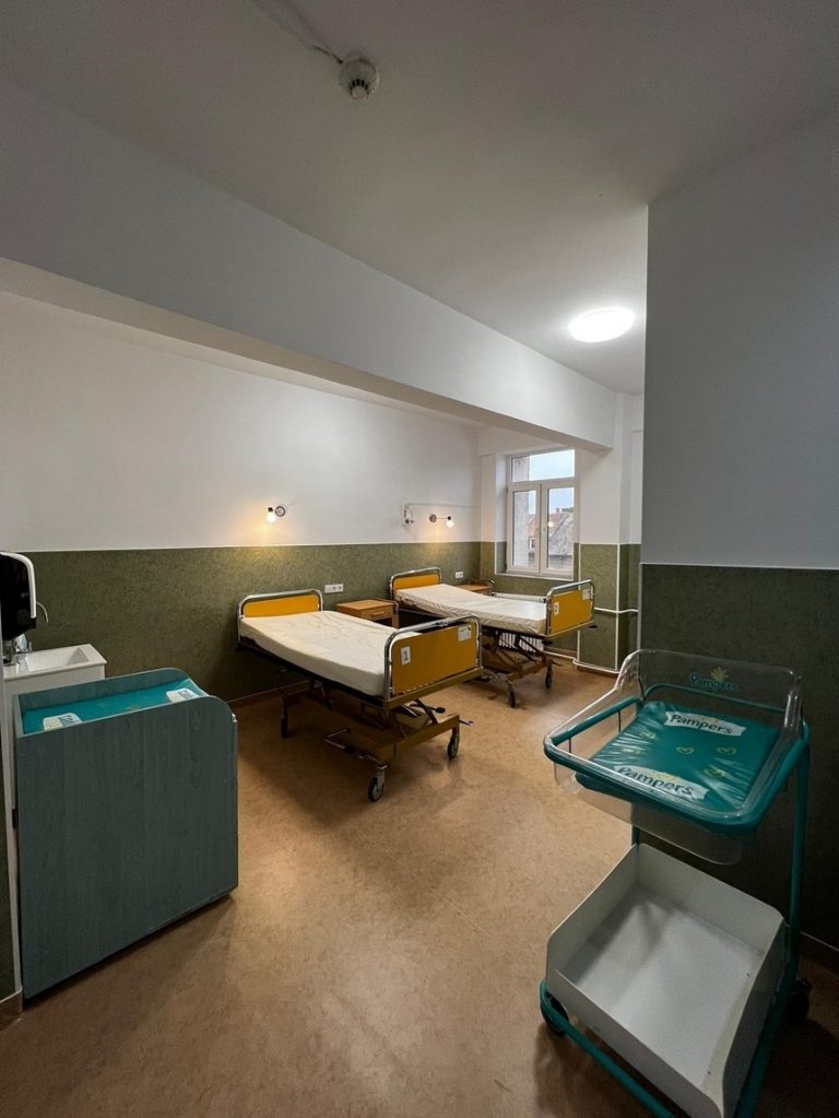 O doctoriță de la Spitalul Judeţean Arad a renovat cu banii ei un salon al Secţiei Obstetrică- Ginecologie
