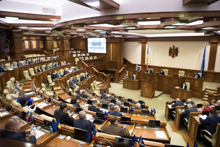 Scandal în parlamentul Republicii Moldova la votarea proiectul de lege privind înlocuirea sintagmei ”limba moldovenească” cu ”limba română”