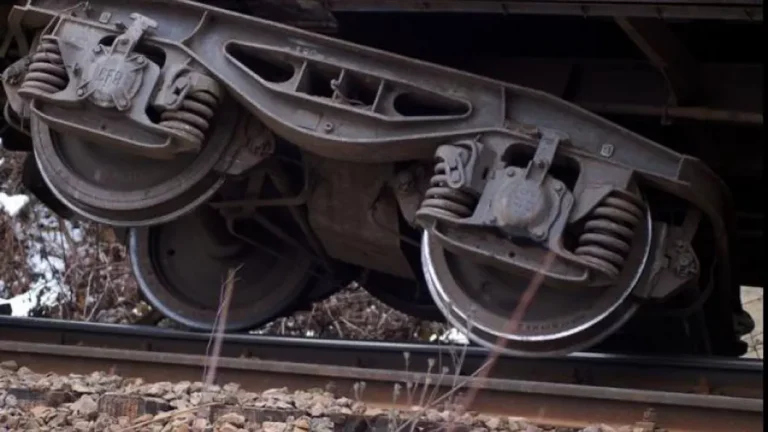 Galaţi | O locomotivă a lovit un tren de călători oprit în gară. Patru persoane au fost rănite, una fiind în stare gravă