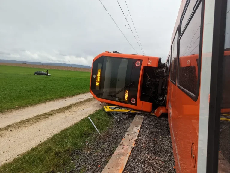 Mai multe persoane au fost rănite, în Elveția, după ce două trenuri au deraiat aproape simultan