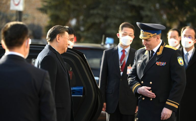Gropile adânci în care a dat avionul lui Xi Jinping când a aterizat la Moscova. Dansul de împerechere al lui Putin
