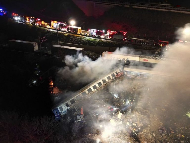 VIDEO | Cel puţin 36 de morţi şi 85 de răniţi după ce două trenuri s-au ciocnit în Grecia