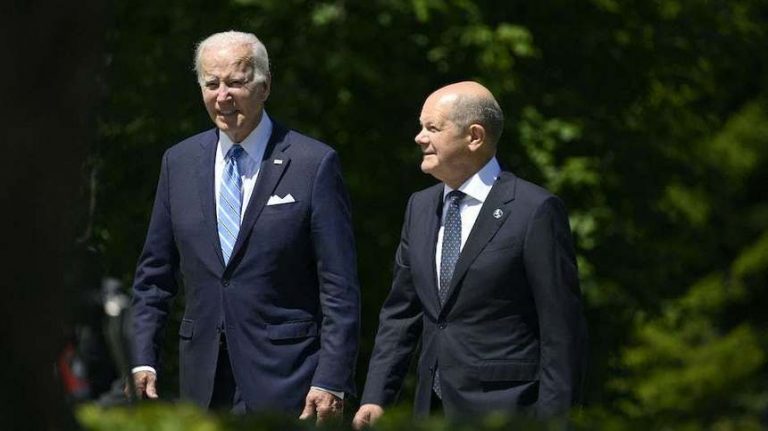Biden s-a întâlnit cu Olaf Scholz şi acuză Congresul de “neglijenţă” faţă de Ucraina