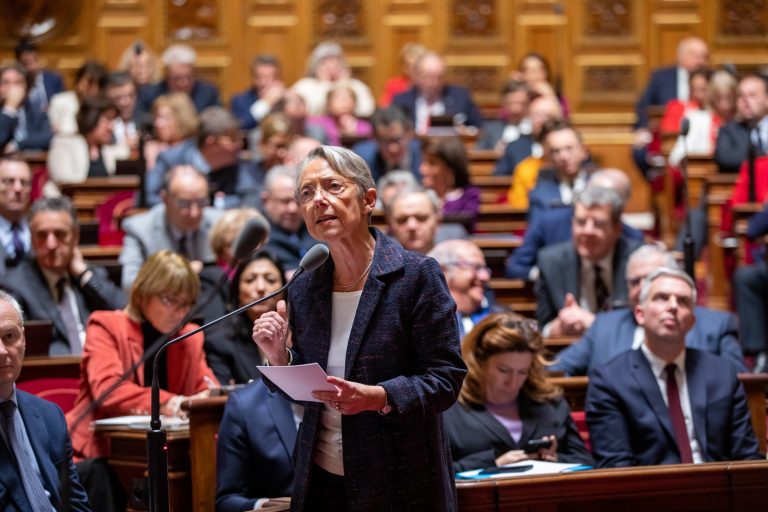 Guvernul francez îşi asumă răspunderea pe legea pensiilor fără votul parlamentului