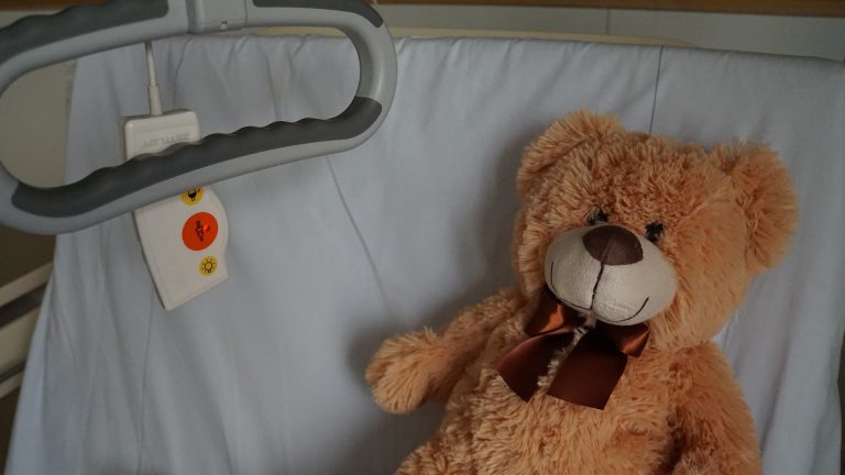 Tatăl a doi copii cu amiotrofie spinală: Depistarea din primele zile de viaţă, diferenţa între scaun cu rotile şi mersul pe picioare / Statul nu asigură screening neonatal pentru această boală gravă