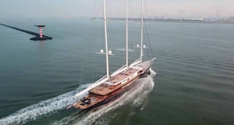 FOTO/VIDEO | Cum arată noul superiaht de 500 de milioane de dolari al lui Jeff Bezos. Vasul cu vele are aproape jumătate din dimensiunea Marii Piramide din Giza