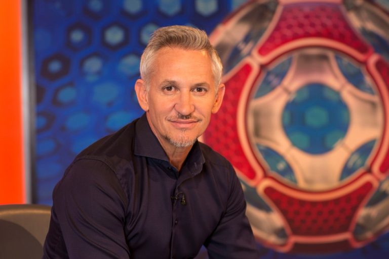 După ce a criticat politica guvernului britanic privind solicitanţii de azil, Gary Lineker a fost retras de la emisiunea Meciul zilei de la BBC. Mai mulţi comentatori şi realizatori s-au solidarizat cu fostul internaţional englez