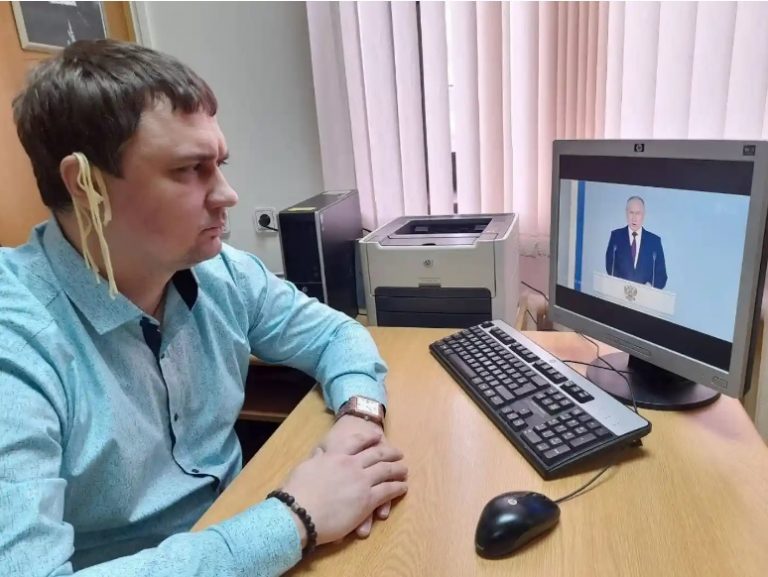 Deputat din Rusia, judecat după ce a ascultat discursul lui Putin cu tăiţei atârnând de urechi