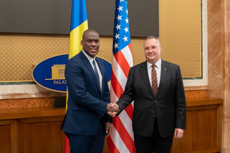 Ciucă, întâlnire cu Dereck J. Hogan / Oficialul SUA a propus sprijin tehnic pentru includerea României în programul Visa Waiver