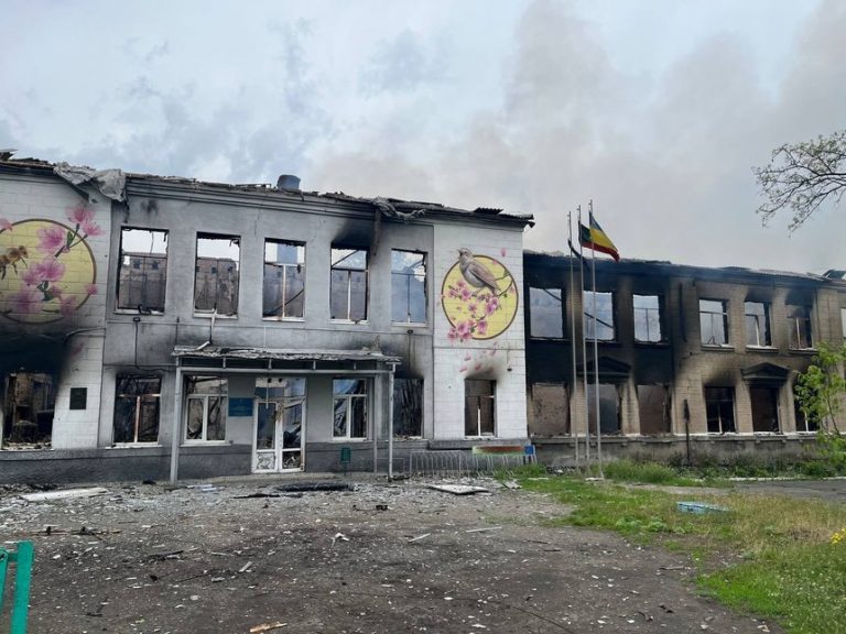 Şapte copii ucraineni trăiesc în continuare în Avdiivka, oraş din prima linie a războiului