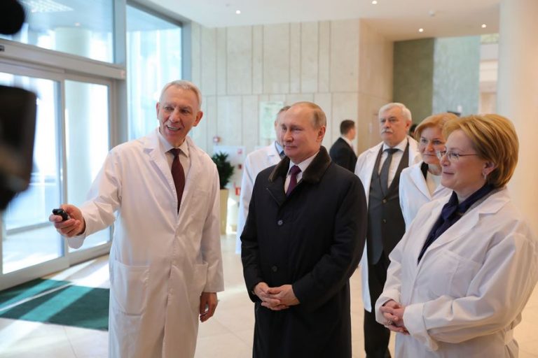 „Tovarășe Putin, sunteți un mare om de știință”. Cum studiază cercetătării pro-Kremlin „rusofobia” și cum justifică, „științific”, războiul