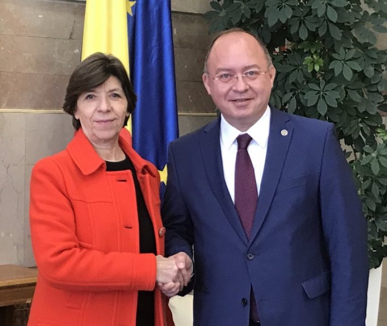 Bogdan Aurescu, întâlnire cu şefa diplomaţiei din Franţa în timpul escalei făcute de avionul preşedintelui Macron în România