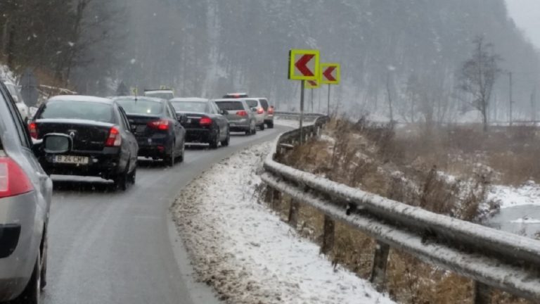 Coloană de autovehicule pe DN 1A, din cauza zăpezii. Pompierii le distribuie ceai şoferilor