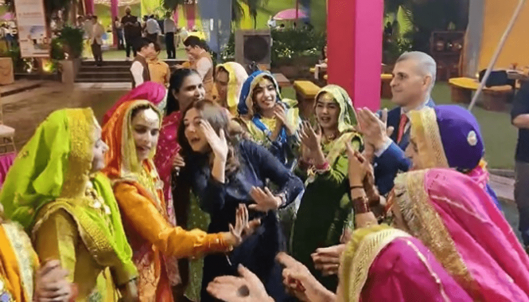 VIDEO | Imaginile cu ambasadoarea României la New Delhi dansând pe muzică tradiţională indiană au devenit virale