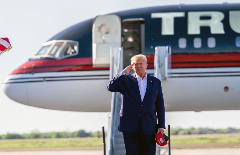 Donald Trump a ajuns la New York. Ce se va întâmpla marţi la tribunalul districtual din Manhattan