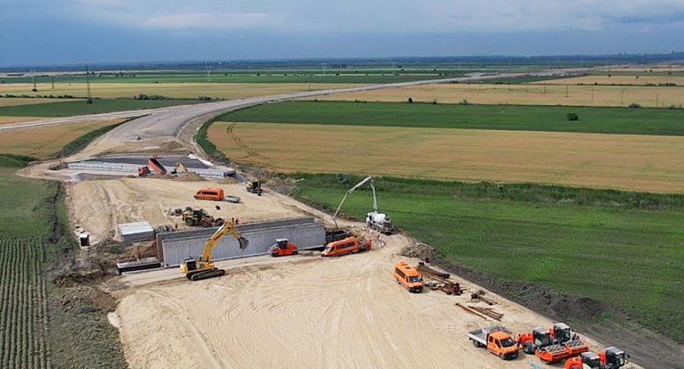 VIDEO | Primii 300 metri de asfalt aşternuţi pe drumul expres Galaţi -Brăila. Când ar trebui deschisă circulaţia pe acest drum