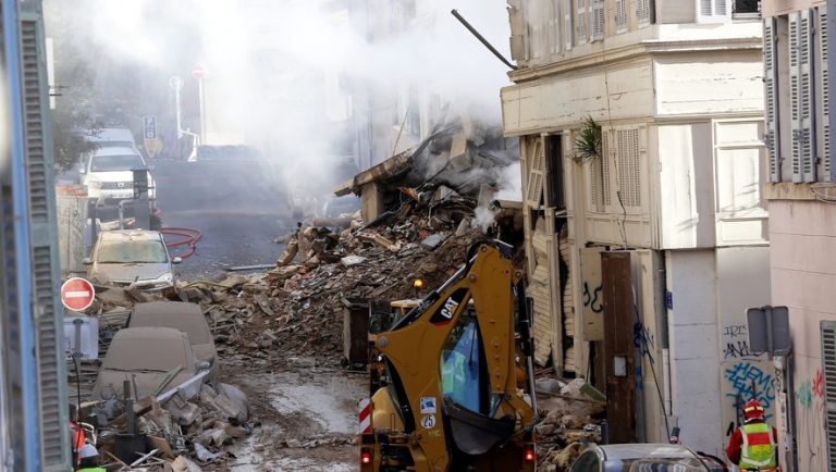 VIDEO | Un bloc cu 4 etaje s-a prăbuşit la Marsilia, în urma unei explozii. Alte două clădiri din jur s-au prăbuşit parţial